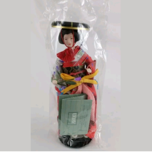 Avon International Porcelain Doll Masako 1991 - Picture 8 of 8